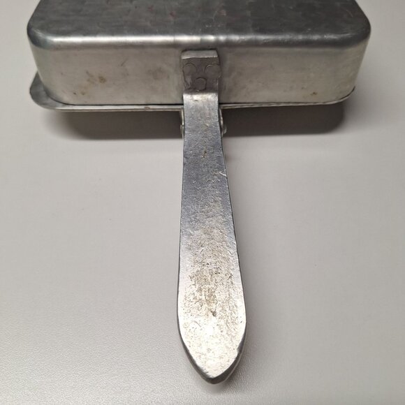 Vintage Hammered Metal Floral Embossed Hinged Lid Dust Pan Crumb Silent Butler - Picture 7 of 9